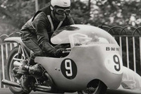 Colin Seeley mit einem BMW-Gespann auf der Insel Man