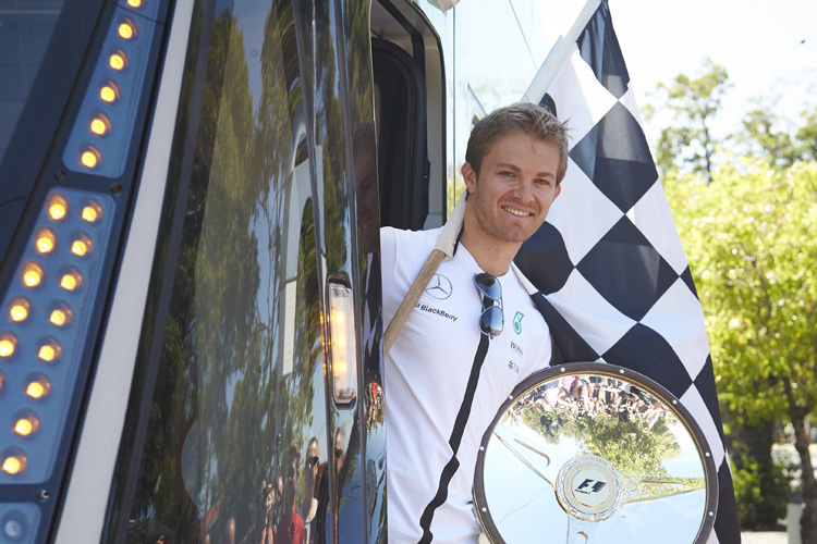 Nico Rosberg wirbt in Melbourne fürs Fahren mit der Strassenbahn