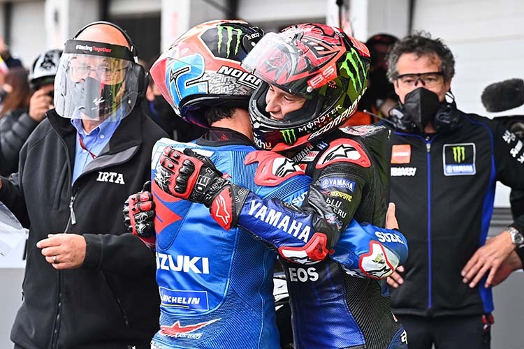 Alex Rins und Fabio Quartararo umarmten sich im Parc Fermé