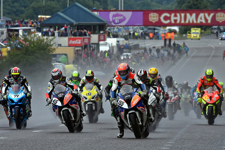 Der Start zum IRRC Superbike-Regenrennen 2017 in Chimay
