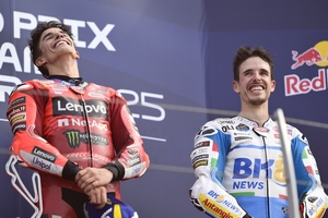 Weltmeister Marc Marquez (li.) neben dem Vizeweltmeister – Alex Marquez)