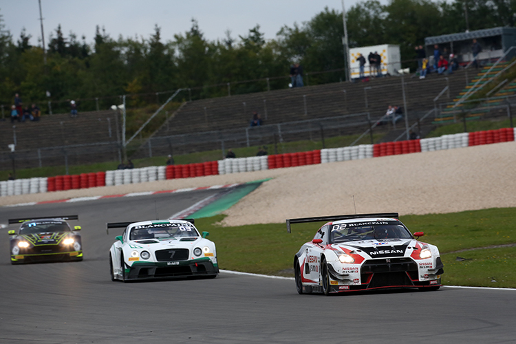 Der Nissan GT-R NISMO GT3 (re.) im Duell im dem Bentley Continental GT3