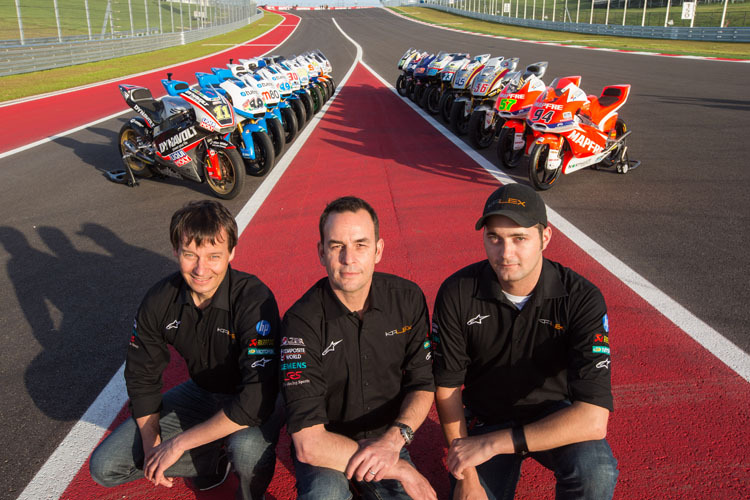 Die Kalex-Motorräder 2013, vorne: Klaus Hirsekorn, Alex Baumgärtel und Techniker Michael Trier