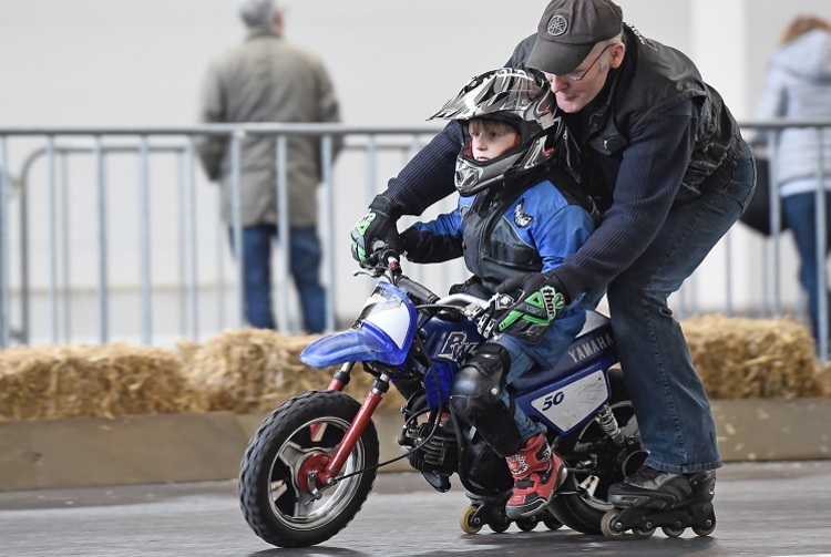 An der Motorradwelt Bodensee kann man auch selber fahren: Verschiedene Parcours stehen zur Wahl, auch einer für Kinder