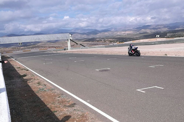 Folger beim Training mit der Yamaha YZF-R 1 auf dem Circuit de Almeria