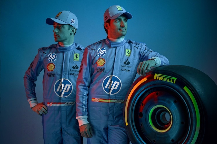 Nicht nur die Autos, auch die Rennanzüge von Charles Leclerc und Carlos Sainz weisen die historischen Blautöne auf