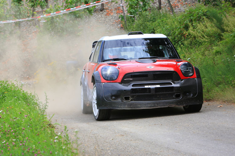 Dani Sordo beim Testen in den Weinbergen