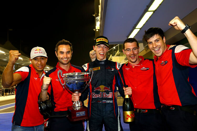 Daniil Kvyat und sein Team feiern den Meistertitel