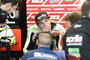 Aleix Espargaró in der Aprilia-Box