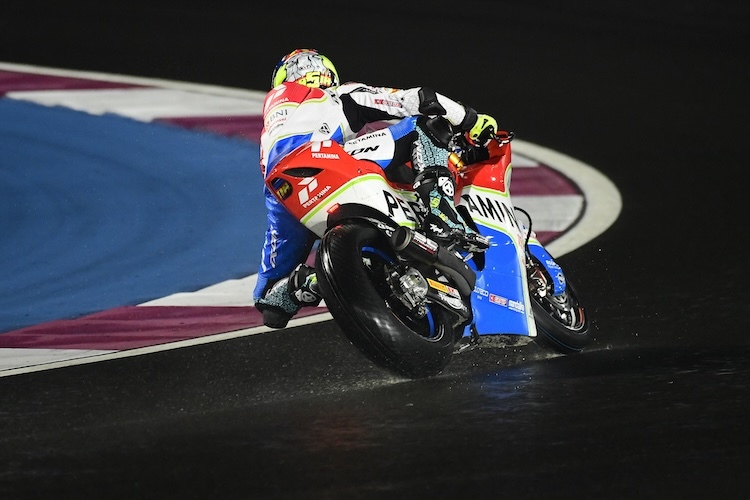 Ja es stimmt. Moto2-Chauffeur Jaume Masia auf nasser Rennbahn in der Wüste von Katar