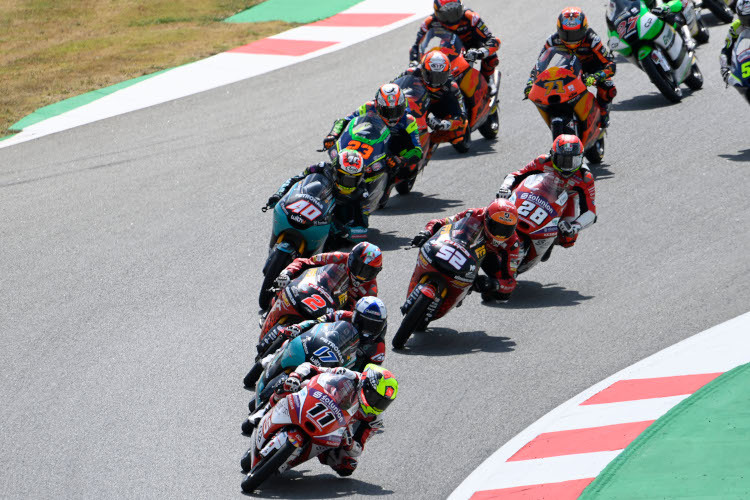 Szene aus dem Moto3-Rennen von Catalunya: Garcia führt vor McPhee und Rodrigo