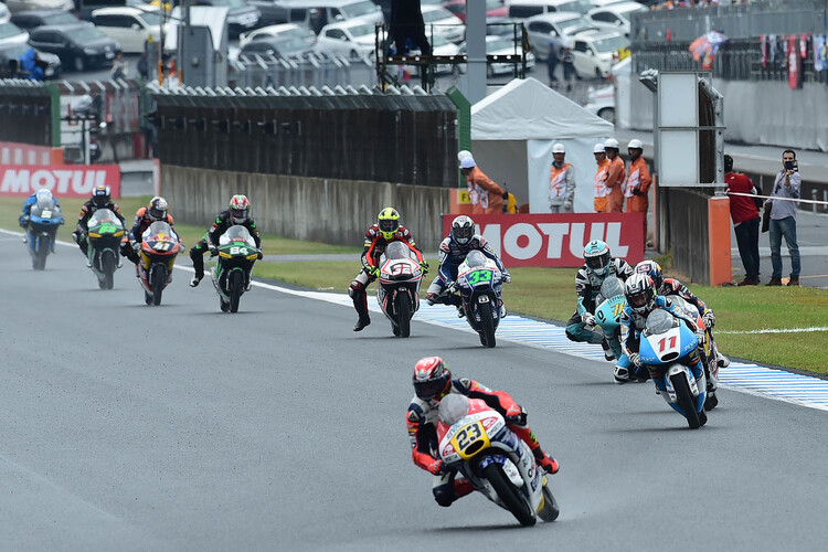 Start zum Motegi-GP: Niccolò Antonelli führt bereits vor Livio Loi, der stürzte