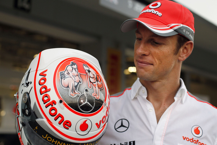 Jenson Button mit seinem Helm für Suzuka
