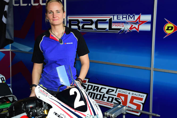 Nina Prinz wird in wenigen Minuten im zweiten Qualifying zum ersten Mal auf der Endurance-Suzuki sitzen