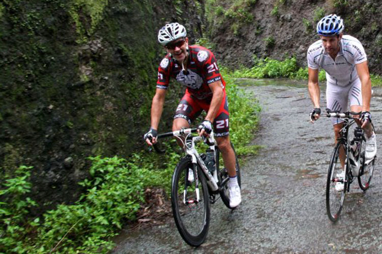 Troy Bayliss (re.) mit einem Trainingspartner