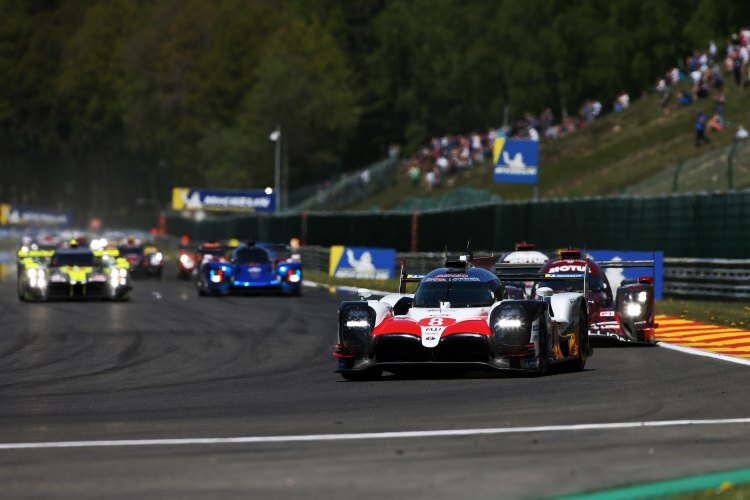 Situation in Spa-Francorchamps: Der Toyota TS050 Hybrid fährt vorne weg und die private LMP1-Meute dahinter