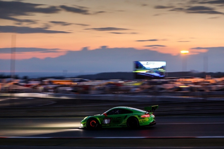 Vor allem in der Dämmerung bieten die 24h am Nürburgring tolle Bilder