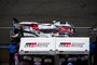 Kazuki Nakajima parkt vor dem Toyota-Kommandostand