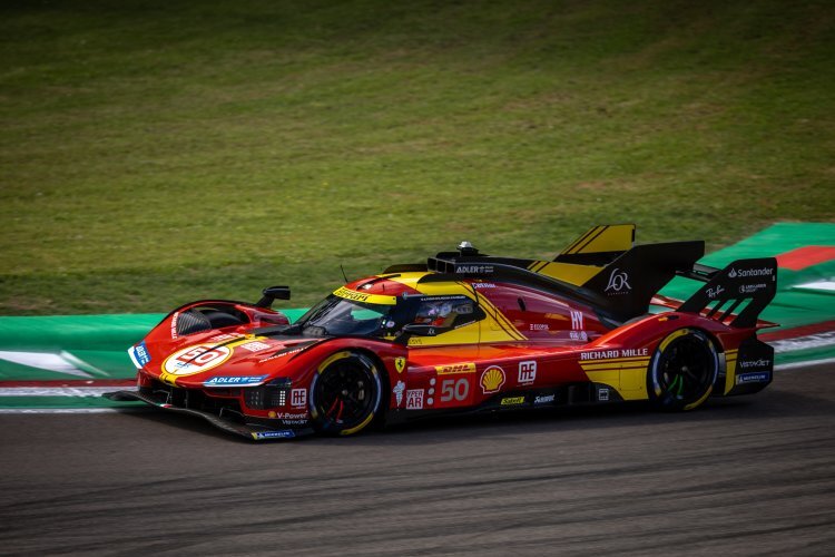 Einer der Ferrari 499P aus der FIA WEC