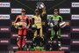 Stefano Manzi mit Sieg zum Supersport-Titel, eingerahmt von Philipp Öttl (li,) und Jeremy Alcoba (re)