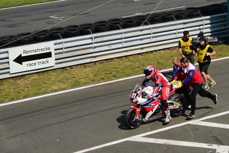 Mit vereinten Kräften wurde die Honda in Richtung Box geschoben