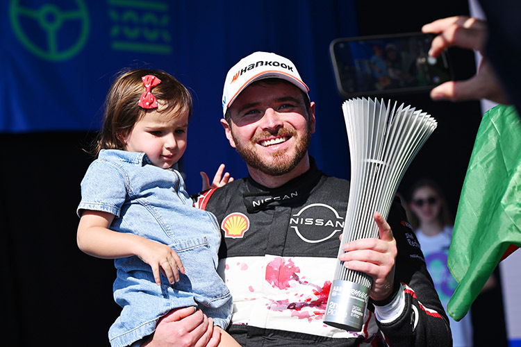 Darf seiner Tochter vielleicht bald einen größeren Pokal zeigen: Oliver Rowland, Nissan.