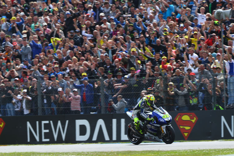 Valentino Rossi fährt in Assen dem Sieg entgegen