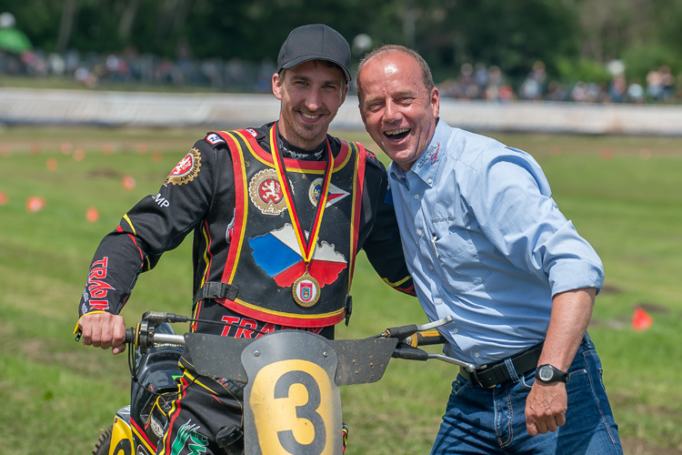 Martin Malek (l.) war überall, wie hier bei Stephan Prante vom DMSC Bielefeld, ein gerngesehener Gast