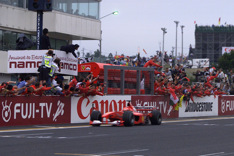 Einer der wichtigsten und schönsten Momente in der Karriere von Michael Schumacher: Der Sieg in Suzuka 2000, mit dem er seinen ersten WM-Titel in Ferrari-Rot holte