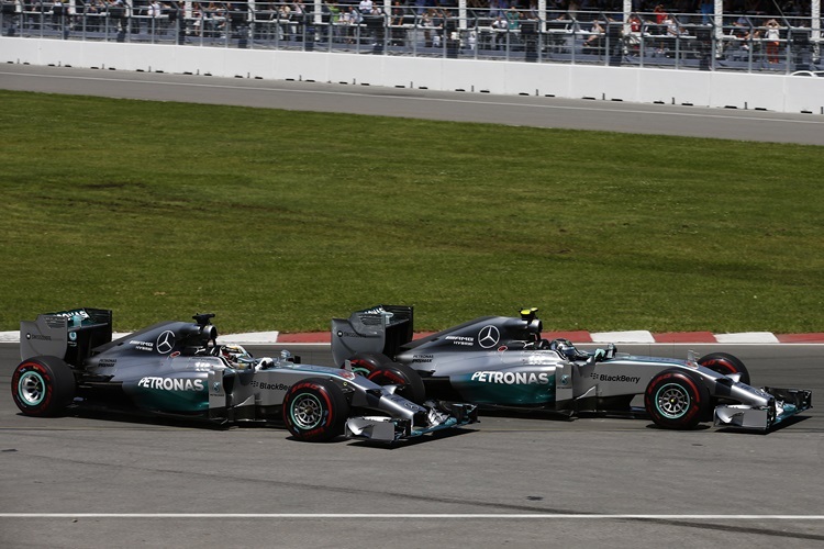 Nach dem Start wurde es eng zwischen Lewis Hamilton und Nico Rosberg