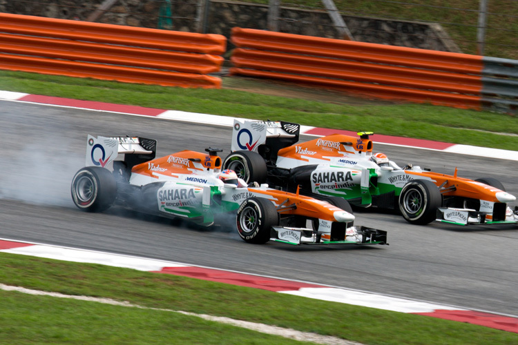 Die beiden Force-India-Fahrer Paul Di Resta (vorne) und Adrian Sutil im Zweikampf