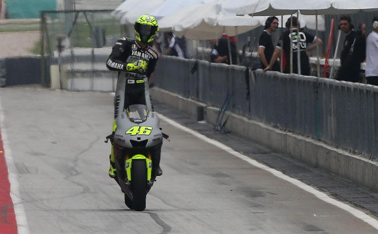 Valentino Rossi fährt auf die Strecke