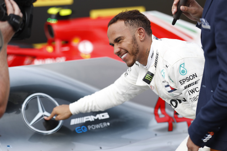 Lewis Hamilton hat einen 2-Jahres-Vertrag unterschrieben