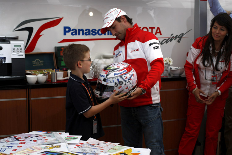Timo Glock mit 'Helm-Designer' Tom Luca