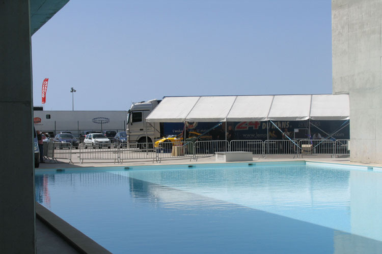 Vorn Pool, hinten Abnahme. Das Fahrerlager von Portimao