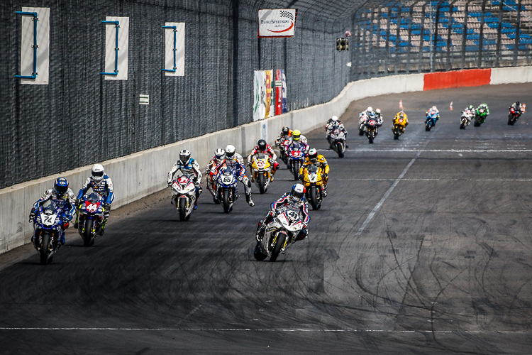 Motorräder und Autos beim Motorsport-Festival Lausitzring