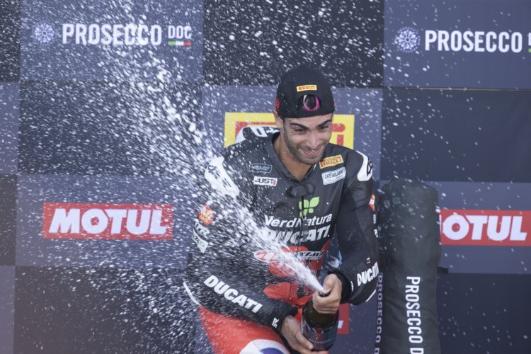 Raffaele De Rosa jubelt über sein erstes Ducati-Podium in der Supersport-WM 2022