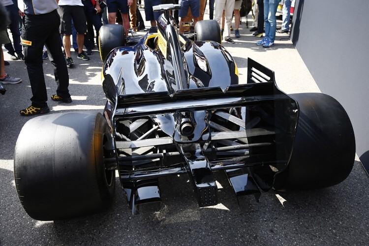 Die herrlich fetten Hinterreifen am Demo-Fahrzeug von Pirelli in Monaco
