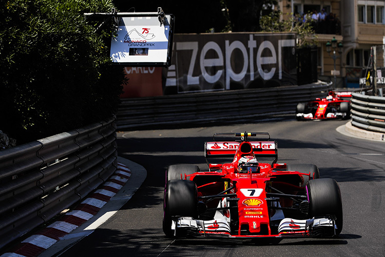 Kimi Räikkönen 2017 vor Sebastian Vettel