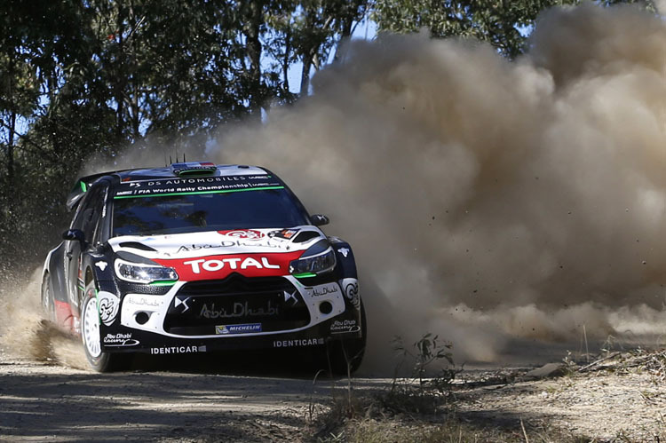 Sieht am Tag klasse aus, wird bei Dunkelheit gefährlich – die starke Staubentwicklung bei der Rallye Australien