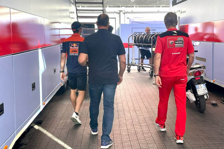 Barcelona-GP: Miguel und Paulo Oliveira mit Paolo Ciabatti auf dem Weg ins Gresini-Office
