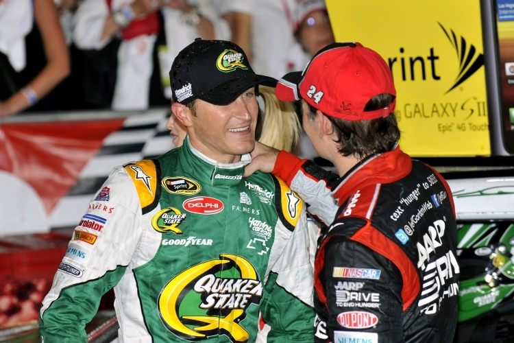 Teamkollege Jeff Gordon (re.) gratuliert Kasey Kahne