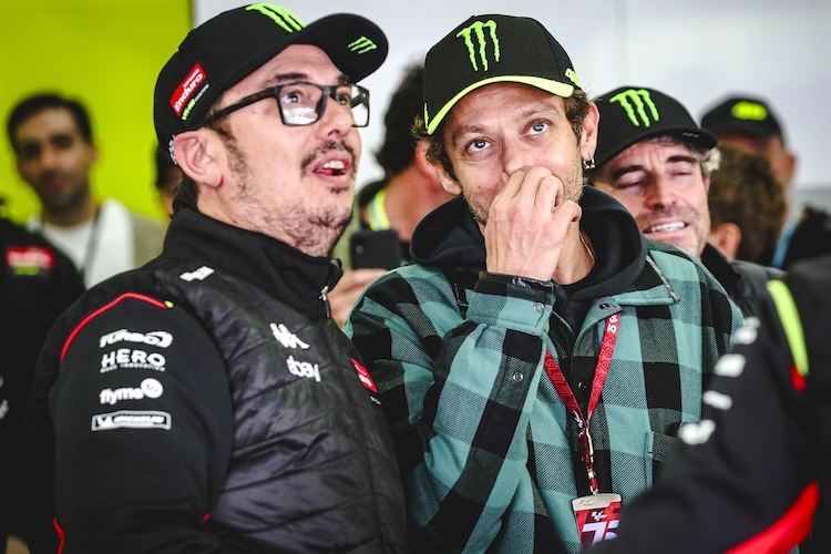 «Grande Pecco, grande Bez.» Valentino Rossi neben VR46-Teamdirektor und Freund Uccio Salucci