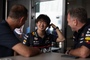Yuki Tsunoda mit Red Bull-Geschäftsführer Oliver Mintzlaff und Red Bull Racing-Teamchef Christian Horner (r.)