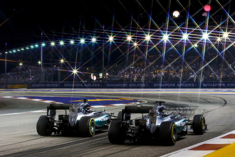 Bitter: Lewis Hamilton musste seinen Mercedes-Teamkollegen Nico Rosberg im Singapur-GP ziehen lassen
