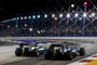 Bitter: Lewis Hamilton musste seinen Mercedes-Teamkollegen Nico Rosberg im Singapur-GP ziehen lassen