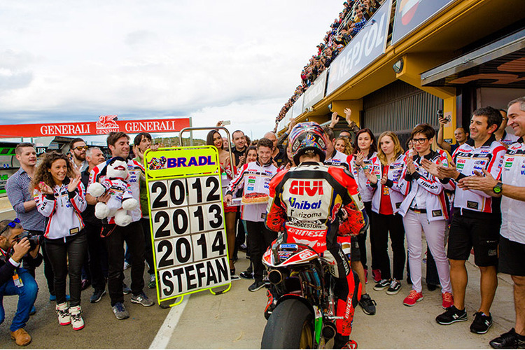 Nach Platz 8 in Valencia wurde Stefan Bradl von Teamchef Cecchinello mit einer Torte empfangen