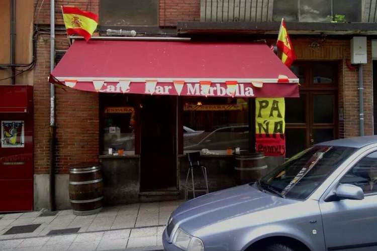 Die Bar Marbella in der Calle Fernando Alonso von Oviedo