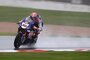 Michael van der Mark tanzt mit seiner Yamaha im Regen
