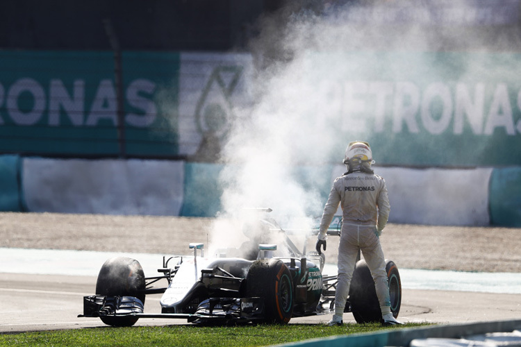 2016 kostete dieser Motorschaden in Malaysia Lewis Hamilton den Titel gegen Nico Rosberg